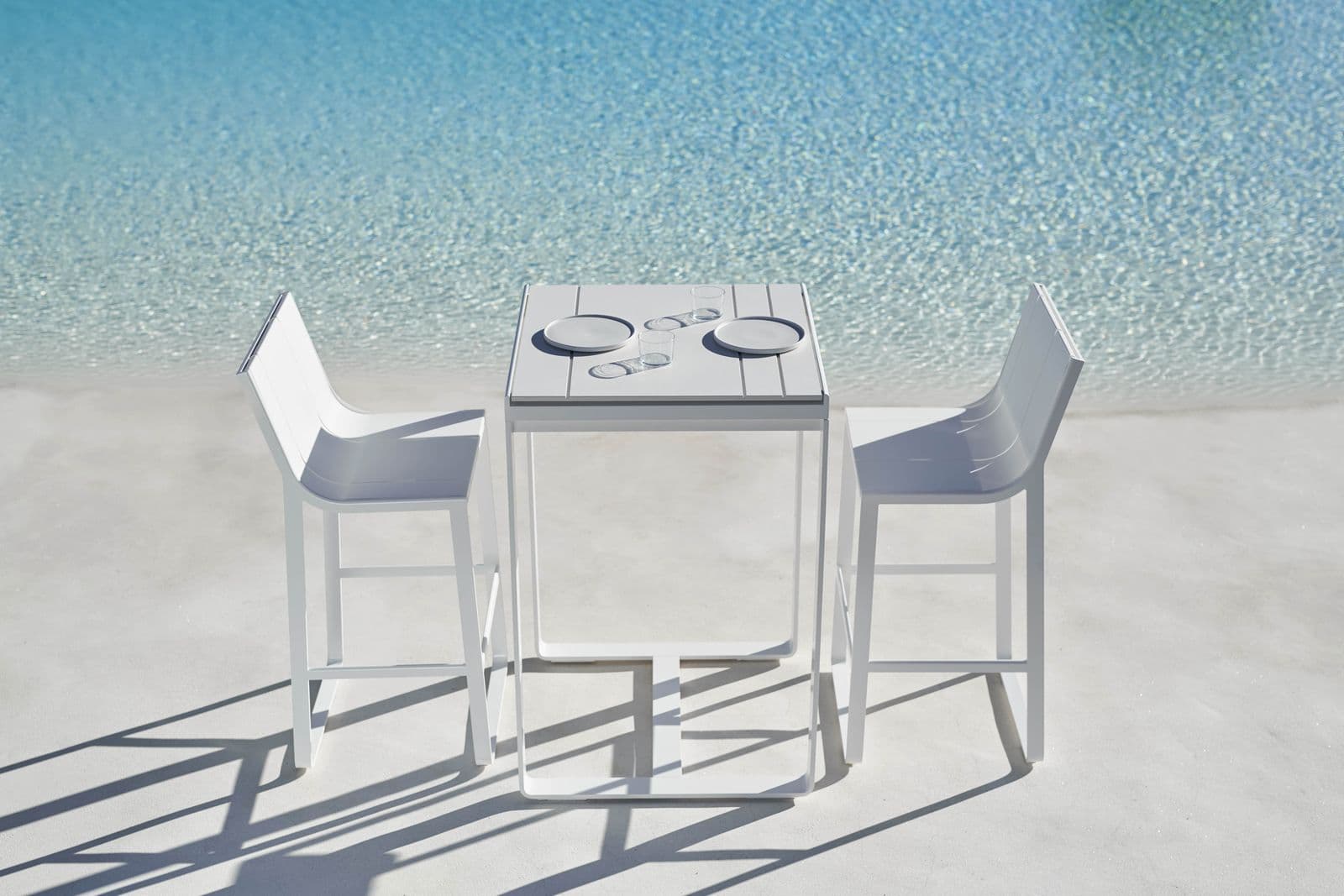 Flat bar table 70 with high stools, white.