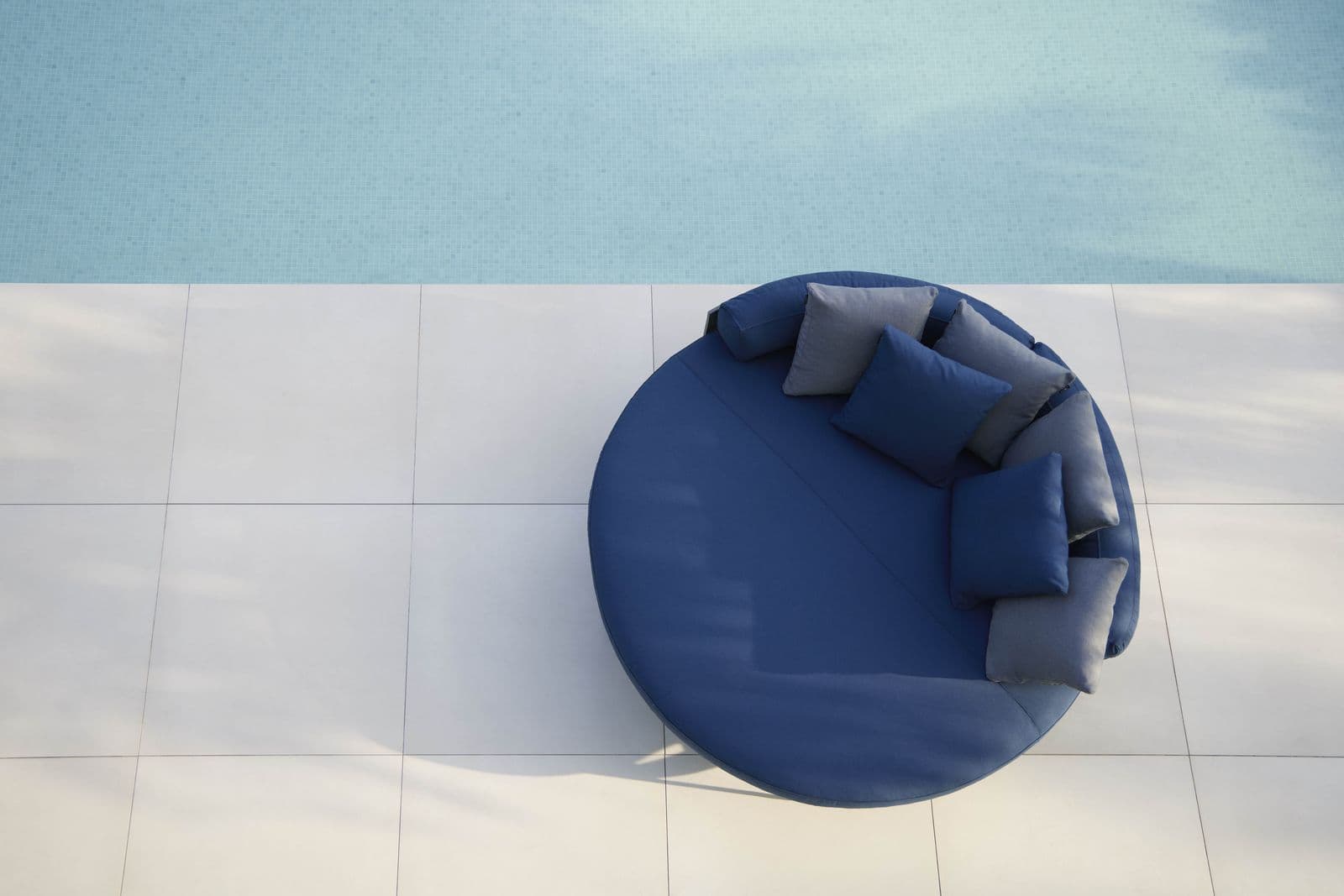 Flat round chill bed in anthracite.
