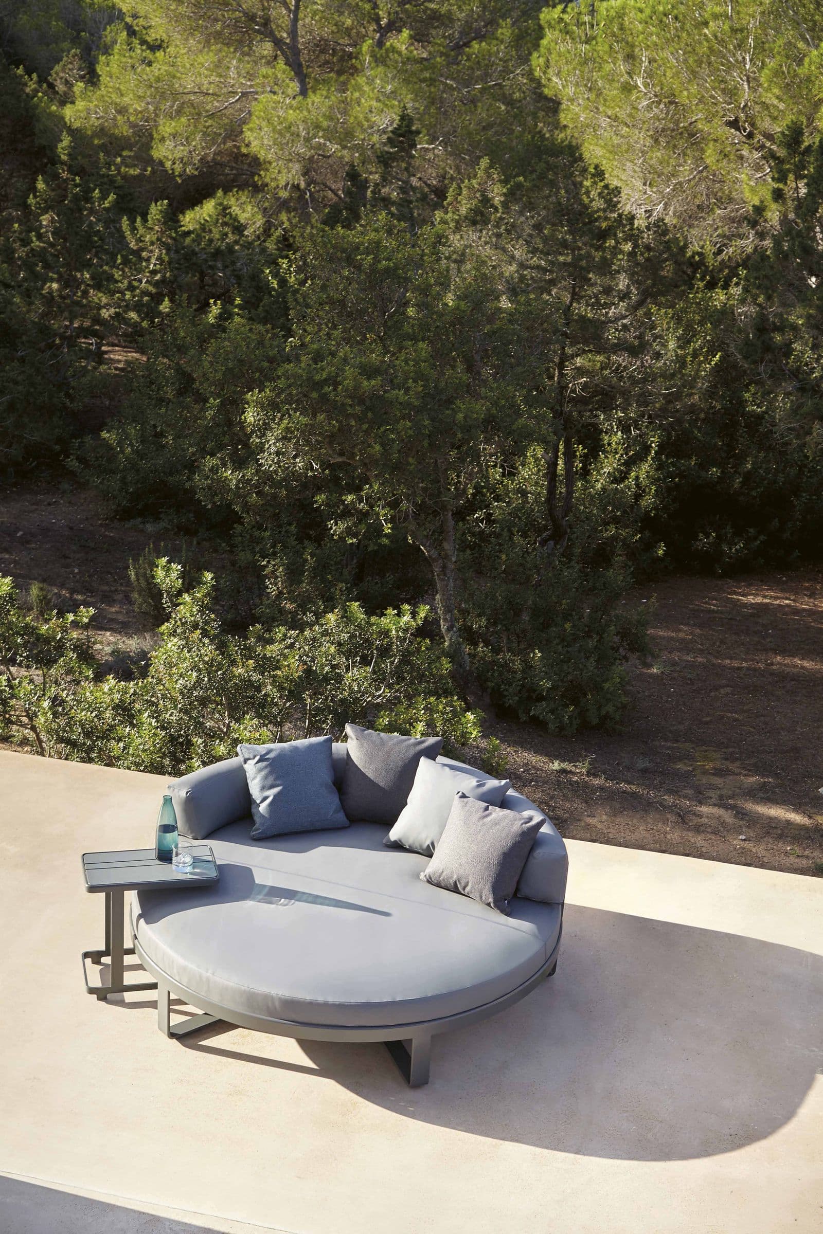Flat round chill bed with C-table, anthracite.