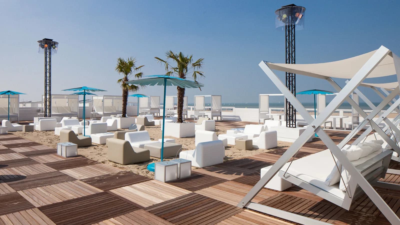Gandiablasco BMW Beach Lounge, installation project in Knokke, Belgium