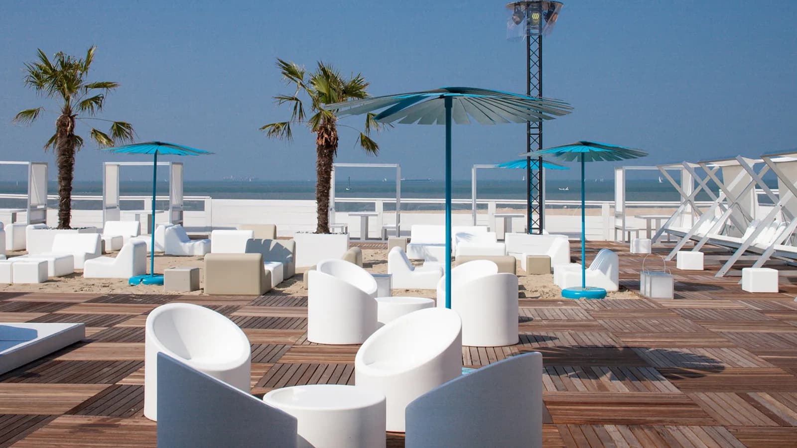 Gandiablasco BMW Beach Lounge, installation project in Knokke, Belgium