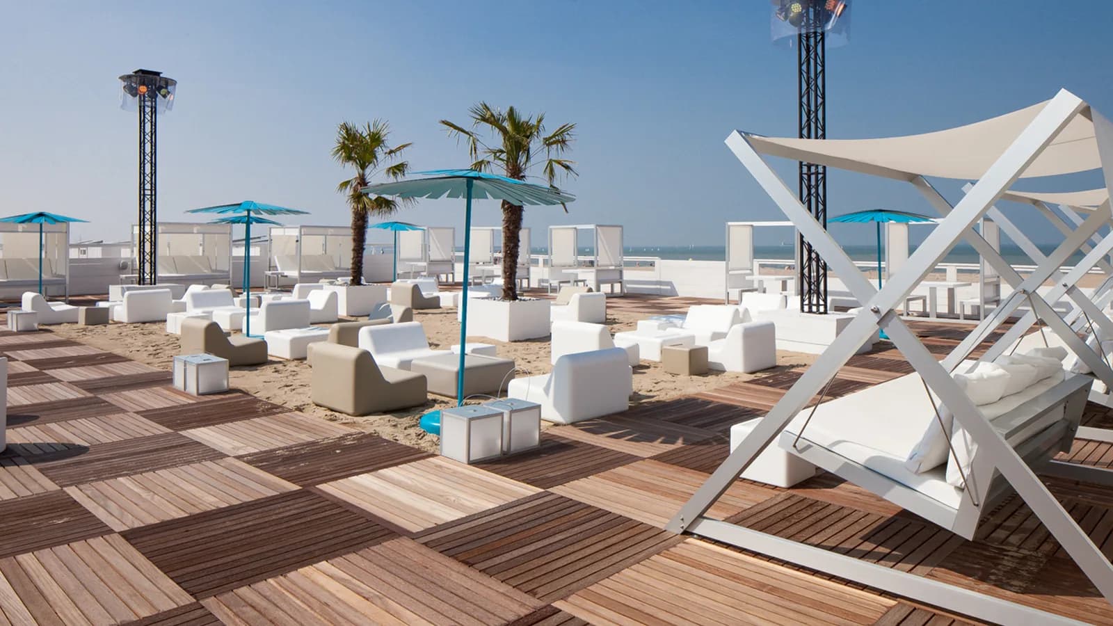 Gandiablasco BMW Beach Lounge, installation project in Knokke, Belgium