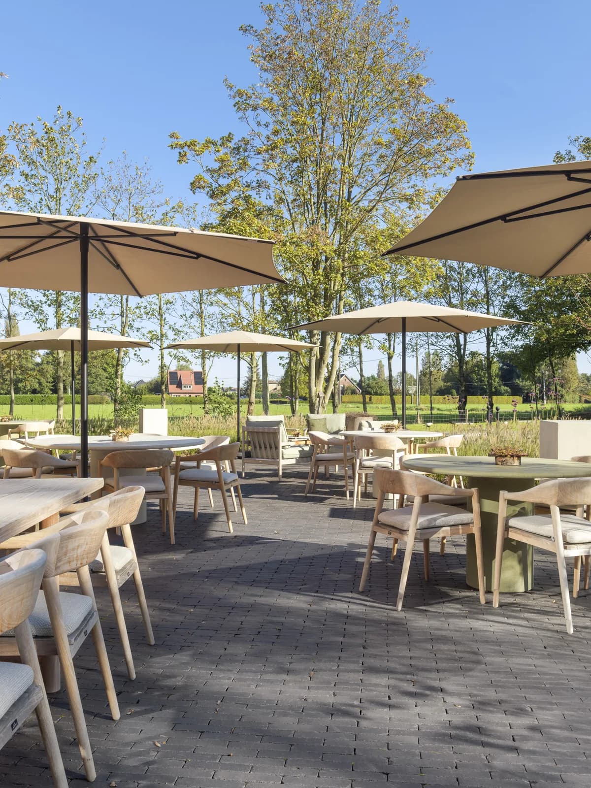 Umbrosa Nata center post umbrella, hospitality project in Belgium