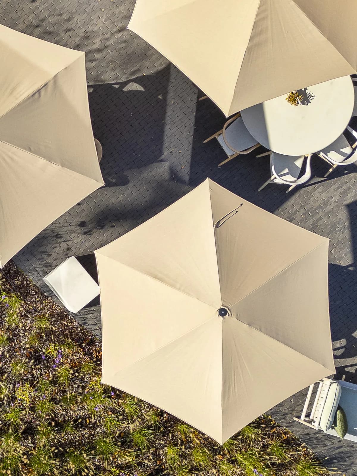 Umbrosa Nata center post umbrella, hospitality project in Belgium