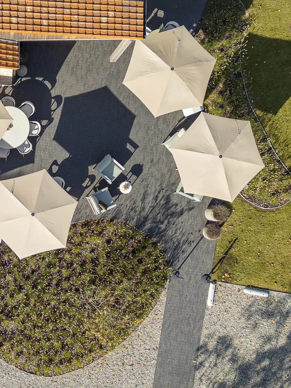 Umbrosa Nata center post umbrella, hospitality project in Belgium